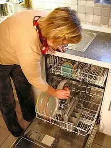 Washing dehydrator tray in dishwasher