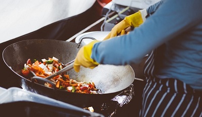 How to cook with wok on gas stove