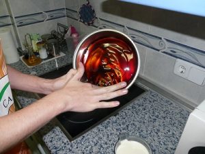 Caramel making for flan