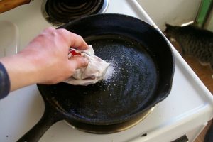 Removing Grey spot on Cast iron with Kosher salt